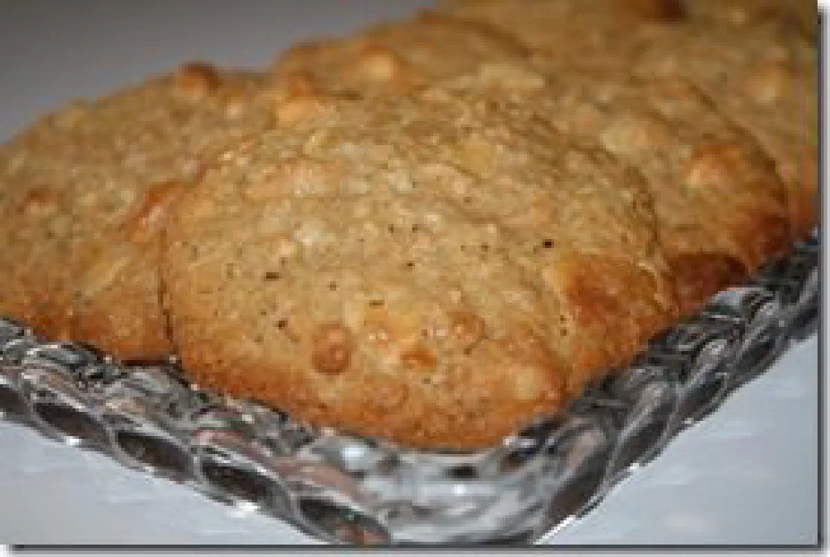 Cookies med peanuts og hvid chokolade