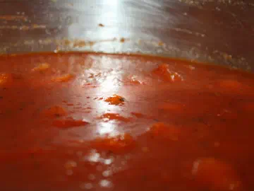 Krydret tomatsuppe med kødboller og suppehorn, billede 2