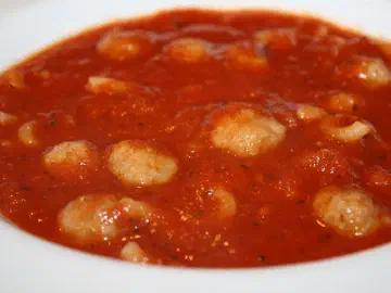 Krydret tomatsuppe med kødboller og suppehorn, billede 3