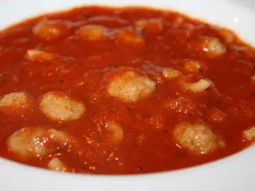 Krydret tomatsuppe med kødboller og suppehorn, billede 8