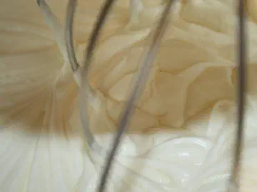 Lagkage med hvid chokoladecreme og blåbærskum, billede 3