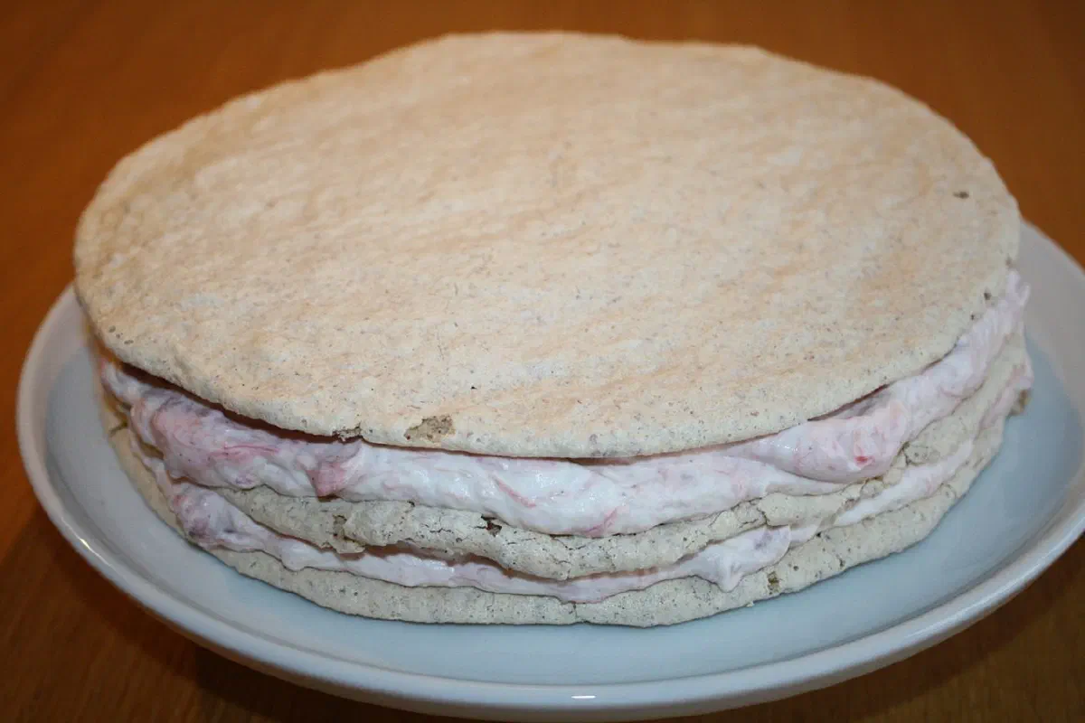 Lagkage med rabarberskum