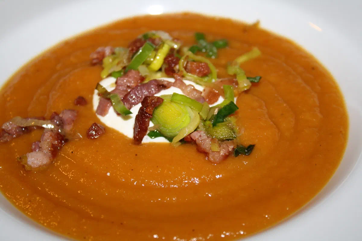 Vintersuppe med bacon-porre topping