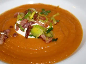 Vintersuppe med bacon-porre topping, billede 1
